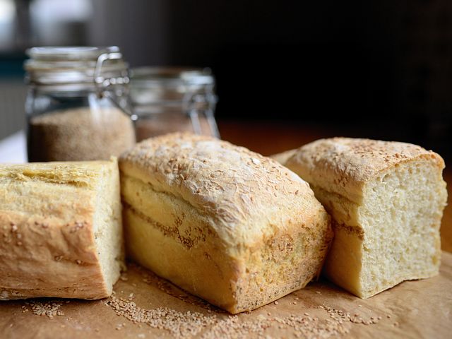Почему домашний хлеб крошится и как это исправить